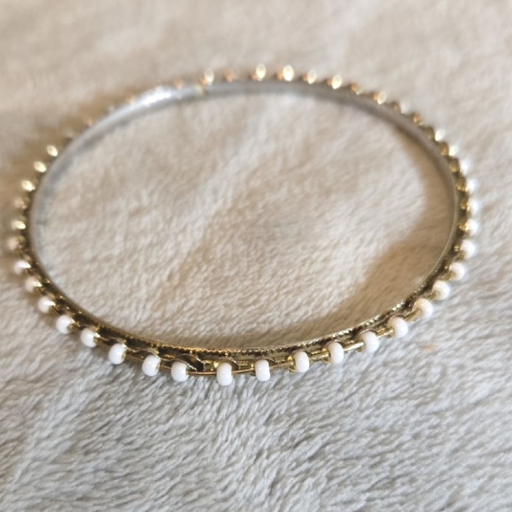 #006 Elegant Gold and White Beaded Bracelet